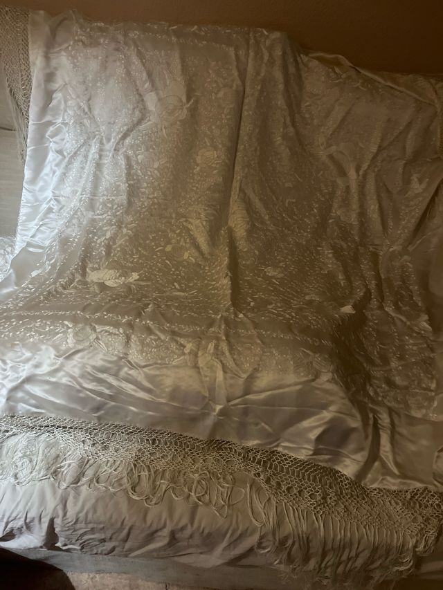 Mantón de Manila bordado