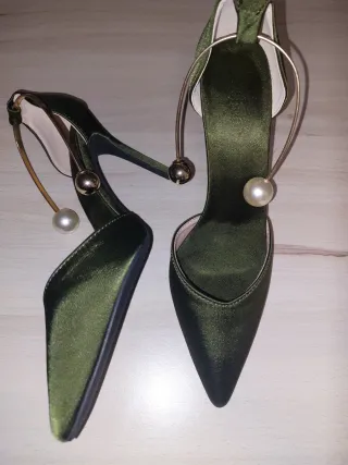 Zapatos de tacón verdes con detalles dorados