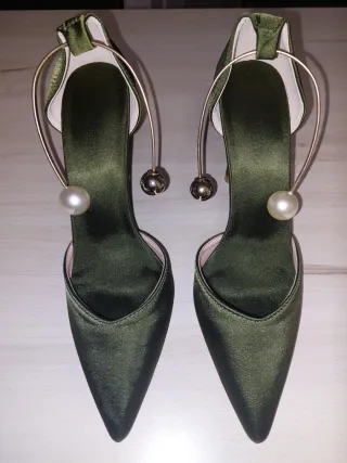 Zapatos de tacón verdes con detalles dorados