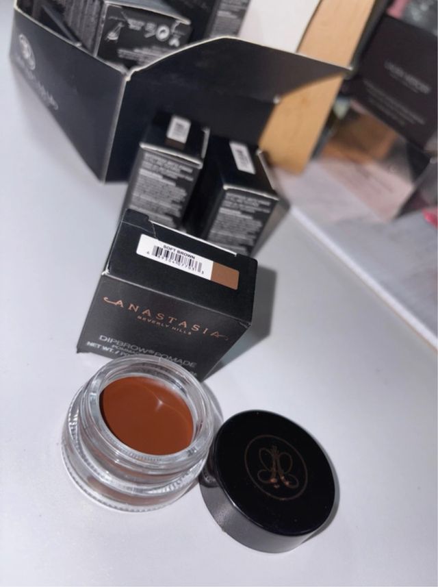 Pomada Anastasia Beverly Hills Soft Brown