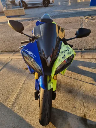 Moto Deportiva Yamaha R6RAmarilla y Azul