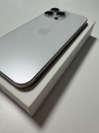 Batteria bianca all'89% per iPhone 15 Pro Max