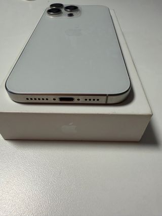 Batteria bianca all'89% per iPhone 15 Pro Max