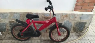 Bicicleta infantil roja