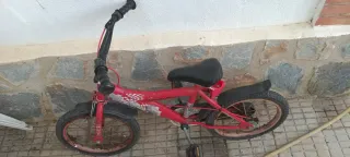 Bicicleta infantil roja