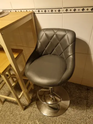 Cadeira alta giratória com ajuste de altura