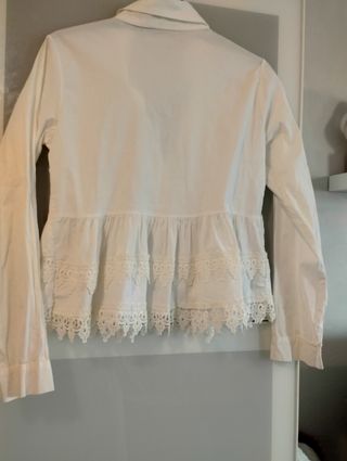 Blusa blanca con encaje