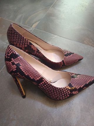 Zapatos de tacón Zara Basic estampado serpiente