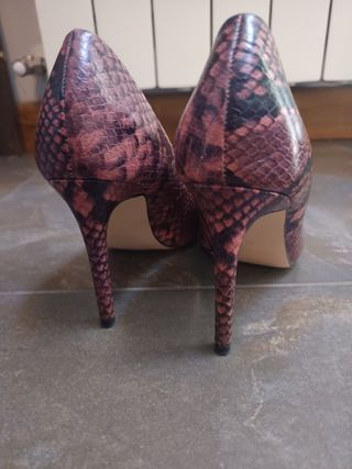 Zapatos de tacón Zara Basic estampado serpiente