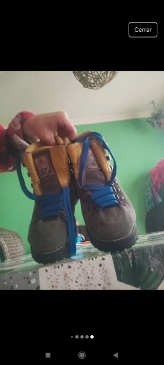 Botas de montaña grises con cordones azules 