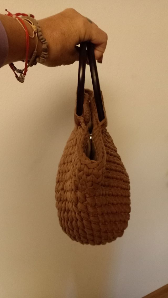 Borsa uncinetto marrone con manici rotondi