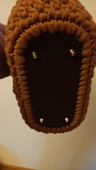 Borsa uncinetto marrone con manici rotondi