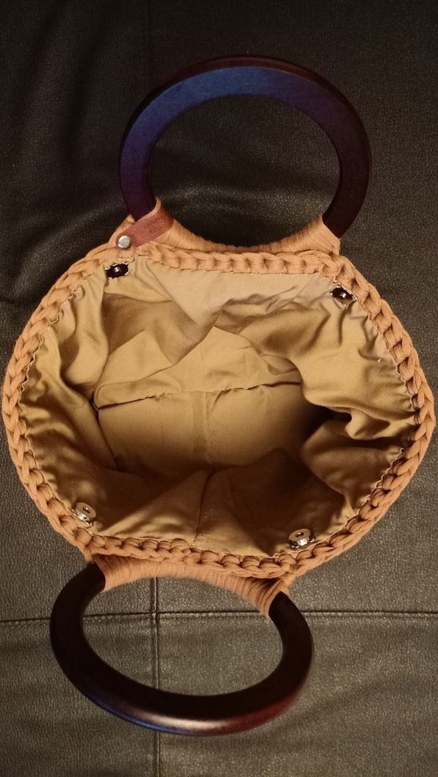 Borsa uncinetto marrone con manici rotondi