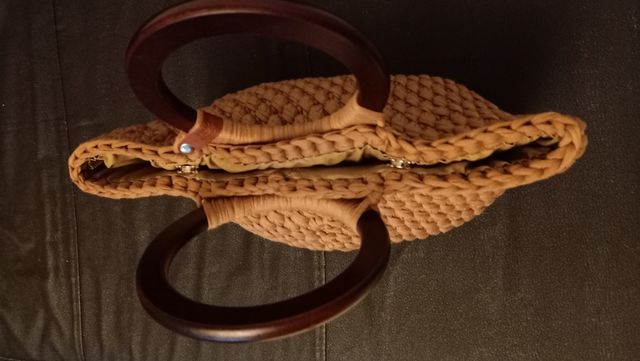 Borsa uncinetto marrone con manici rotondi