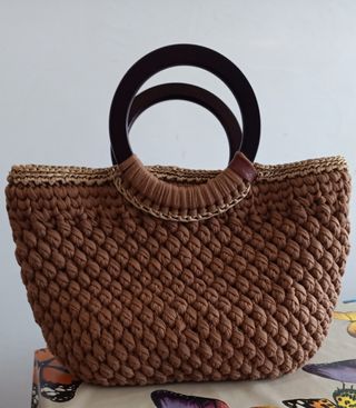 Borsa uncinetto marrone con manici rotondi