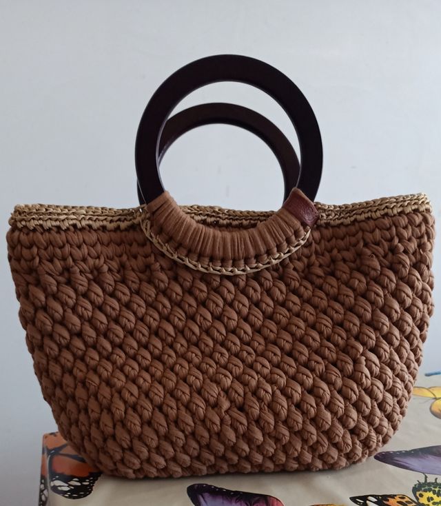 Borsa uncinetto marrone con manici rotondi