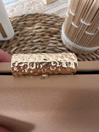 Bolso de mano beige y dorado