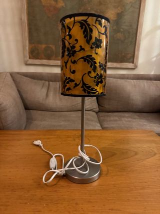 Lámpara de mesa dorada con diseño floral