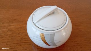 Zuccheriera in porcellana bianca e oro