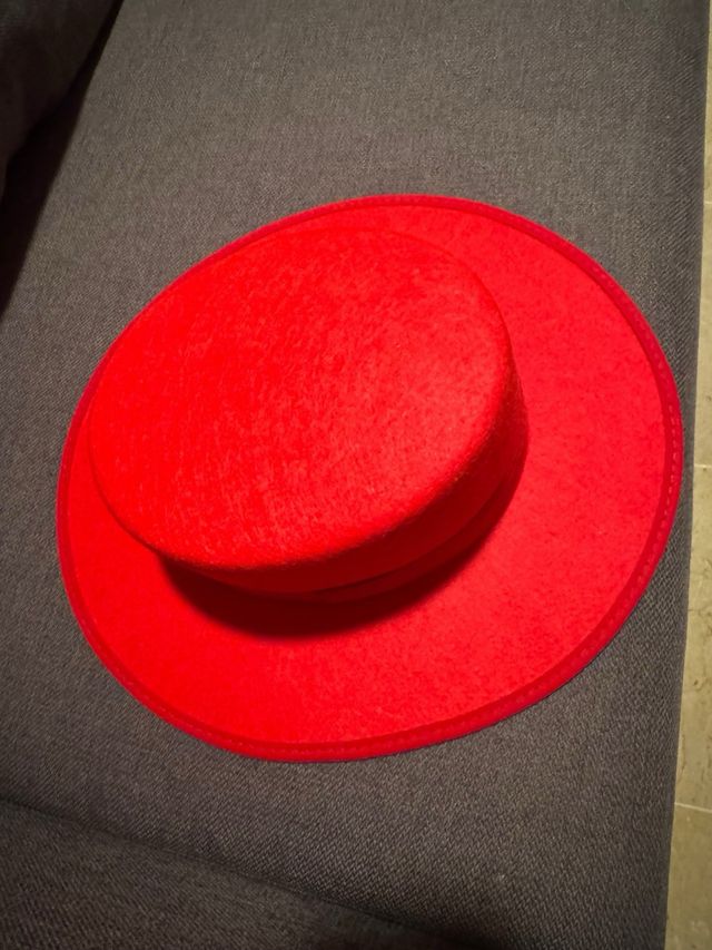Sombrero de copa rojo para niña