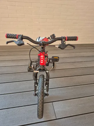 Bicicleta infantil roja de 14 pulgadas