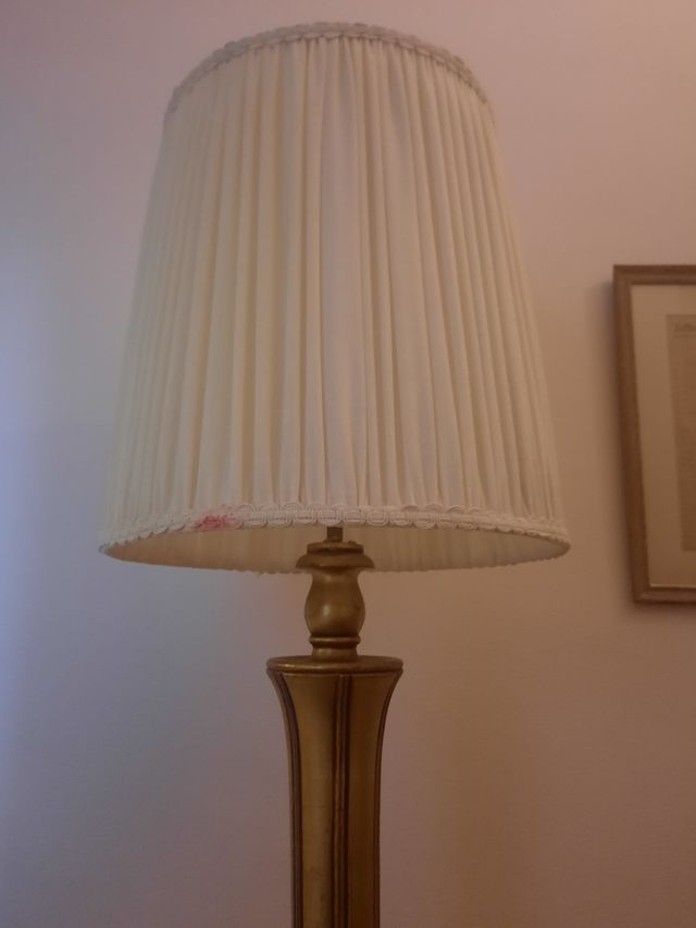 Lámpara de pie dorada y blanca