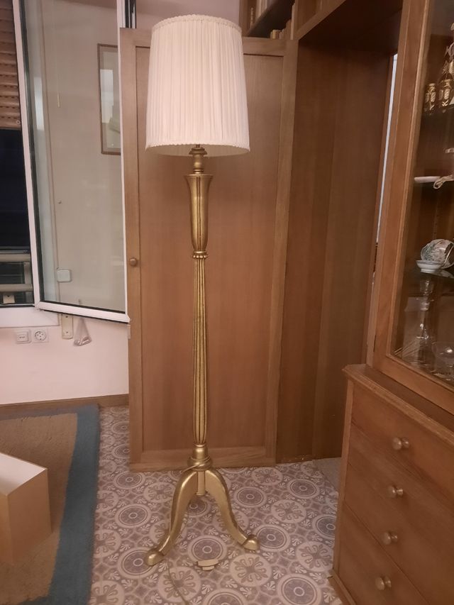 Lámpara de pie dorada y blanca