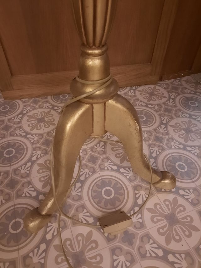 Lámpara de pie dorada y blanca