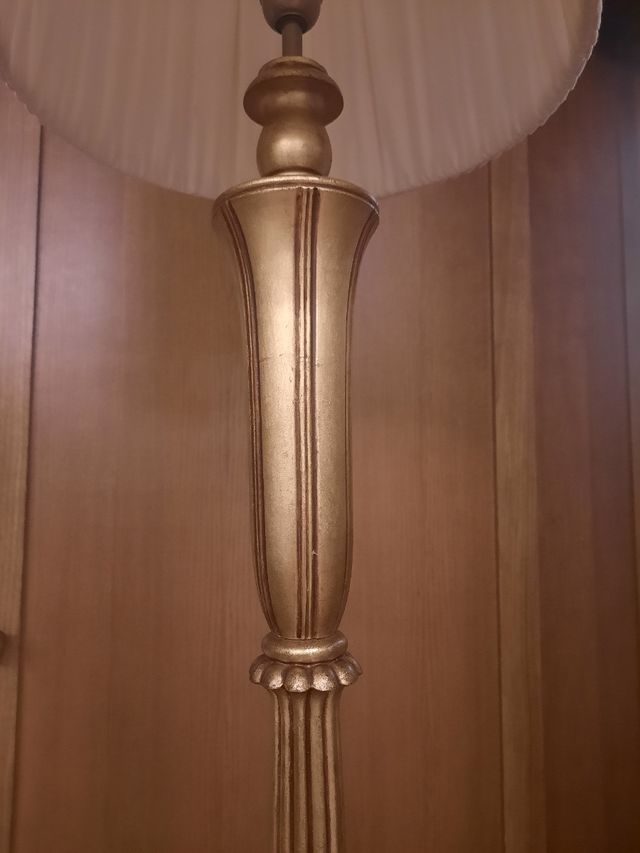 Lámpara de pie dorada y blanca