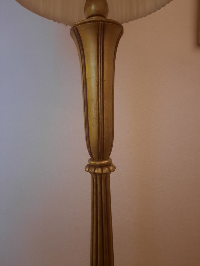 Lámpara de pie dorada y blanca