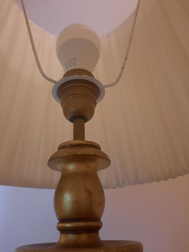 Lámpara de pie dorada y blanca