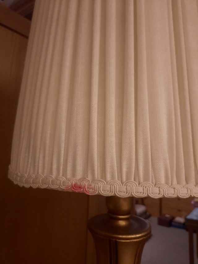 Lámpara de pie dorada y blanca