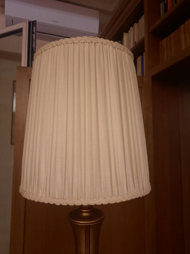 Lámpara de pie dorada y blanca