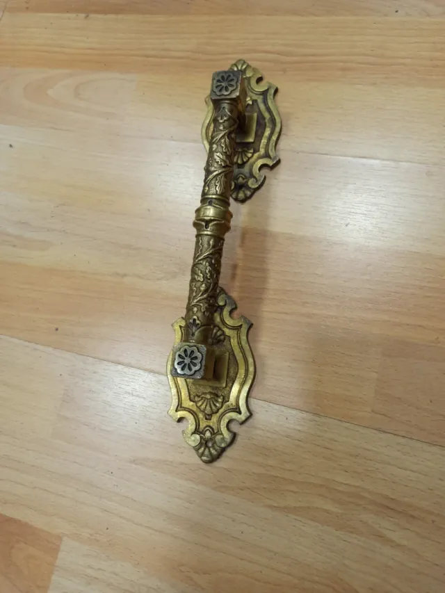 Tirador puerta antiguo latón floral