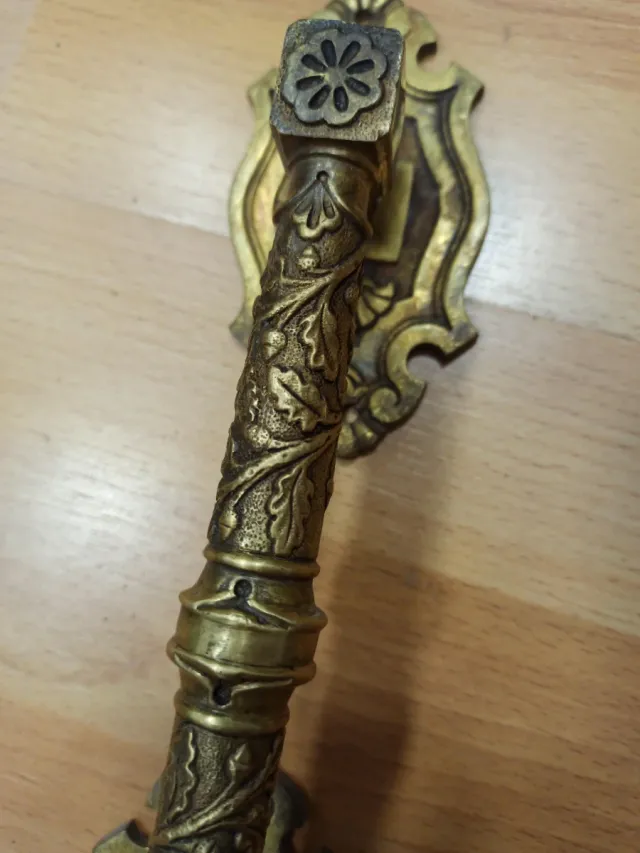 Tirador puerta antiguo latón floral