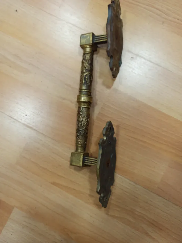 Tirador puerta antiguo latón floral