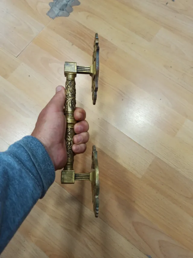 Tirador puerta antiguo latón floral