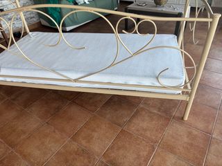 Letto in ferro battuto beige con materasso inutilizzato