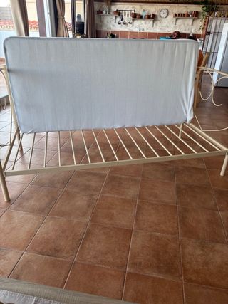 Letto in ferro battuto beige con materasso inutilizzato