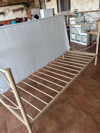 Letto in ferro battuto beige con materasso inutilizzato