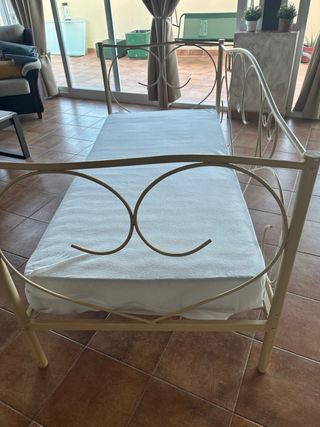 Letto in ferro battuto beige con materasso inutilizzato