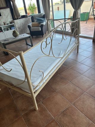 Letto in ferro battuto beige con materasso inutilizzato