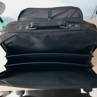 Maletín R&A Grande Negro portátil y documentos.