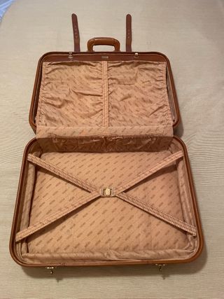 Maleta, portatrajes y maletín de piel