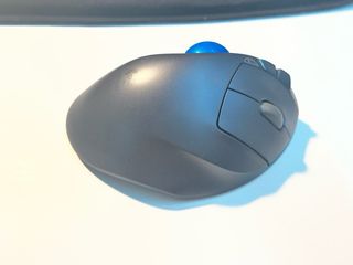 Ratón ergonómico trackball Logitech
inalinalámbric
