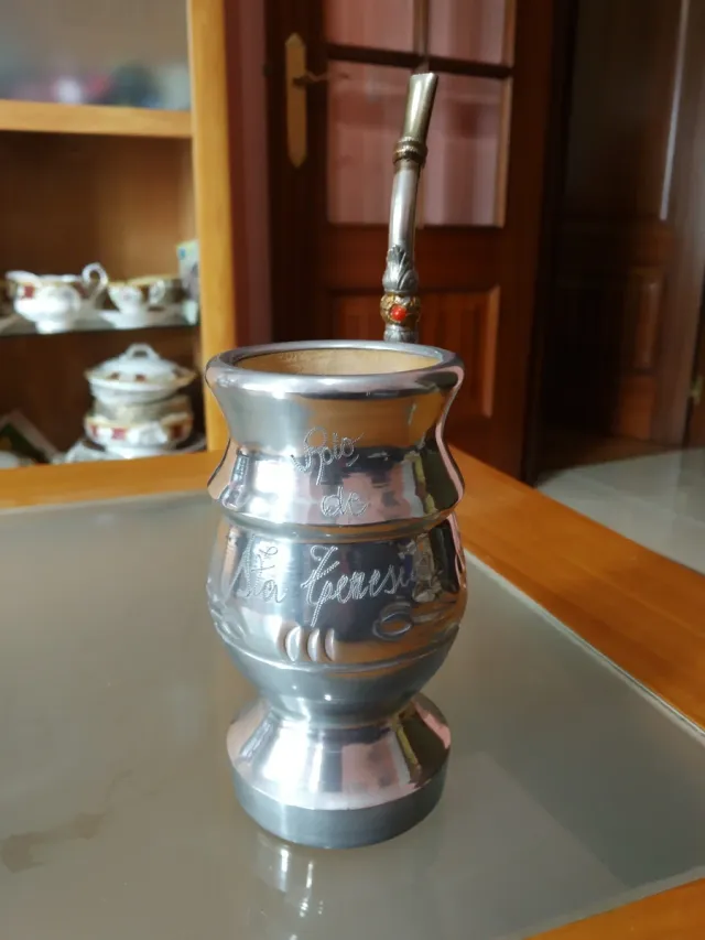 Vaso de metal y madera