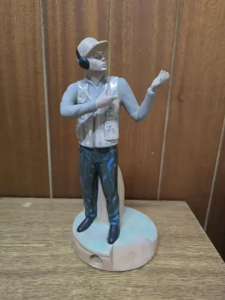 Figura Cazador con Auriculares