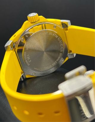 Reloj Gucci Dive 40mm Negro y Amarillo