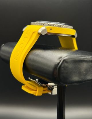 Reloj Gucci Dive 40mm Negro y Amarillo