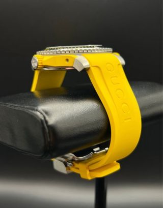 Reloj Gucci Dive 40mm Negro y Amarillo